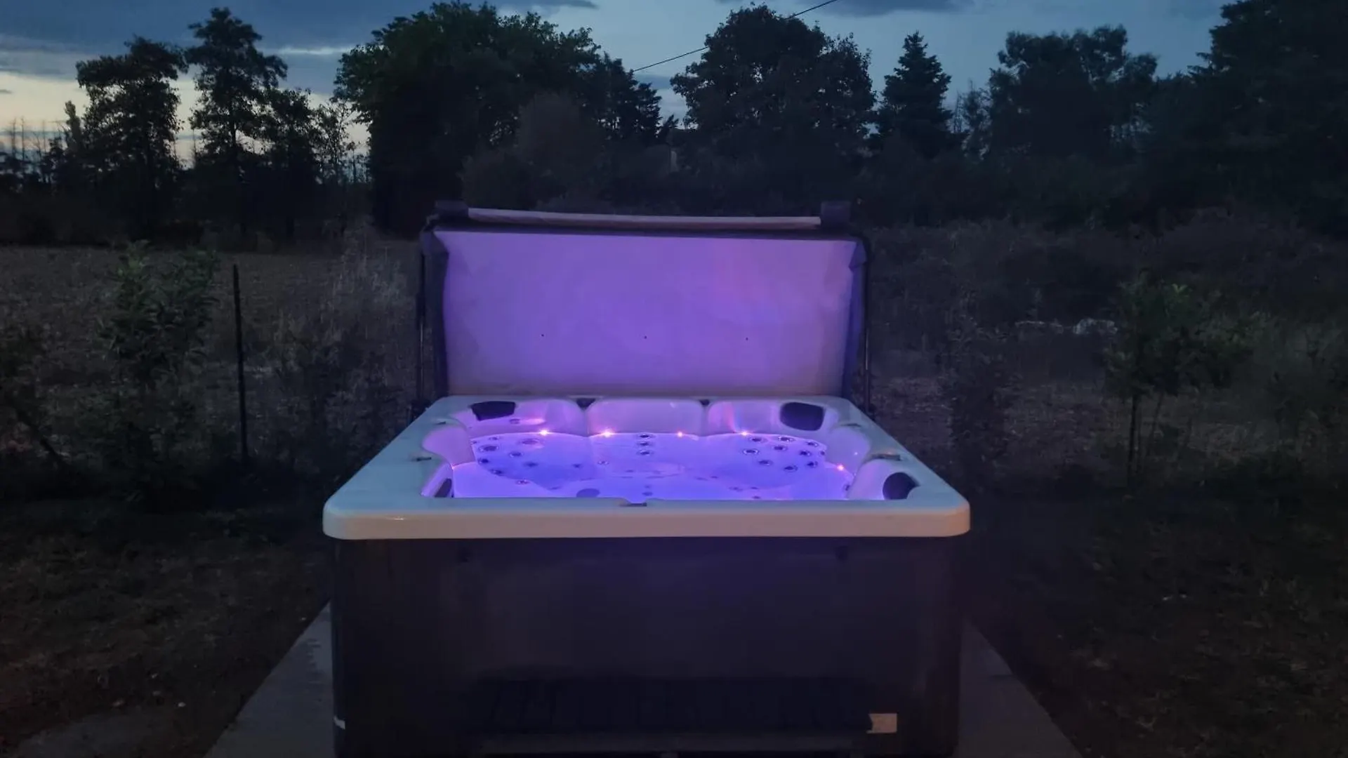 Maison 2 Chambres Avec Exterieur Et Jacuzzi Bourg-les-Valence Holiday home