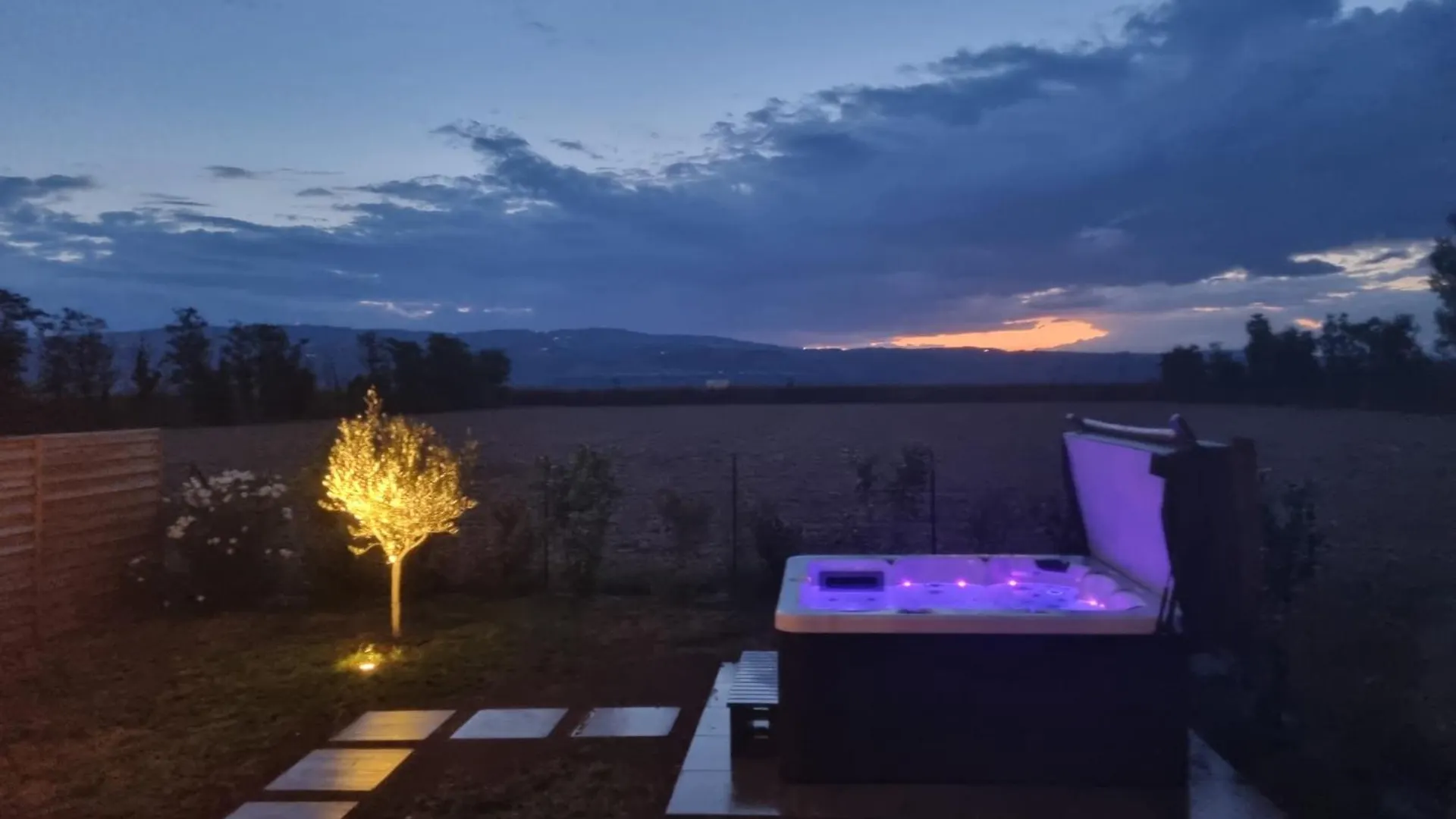Maison 2 Chambres Avec Exterieur Et Jacuzzi Bourg-les-Valence Holiday home