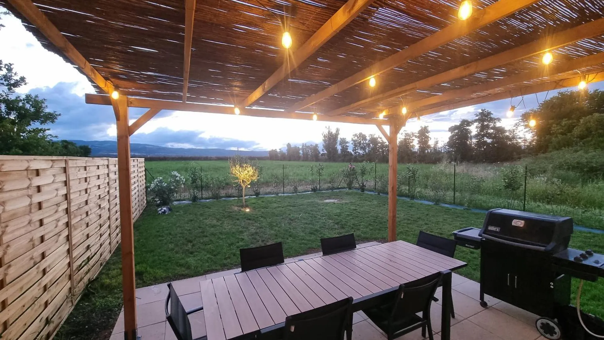 Holiday home Maison 2 Chambres Avec Exterieur Et Jacuzzi Bourg-les-Valence France