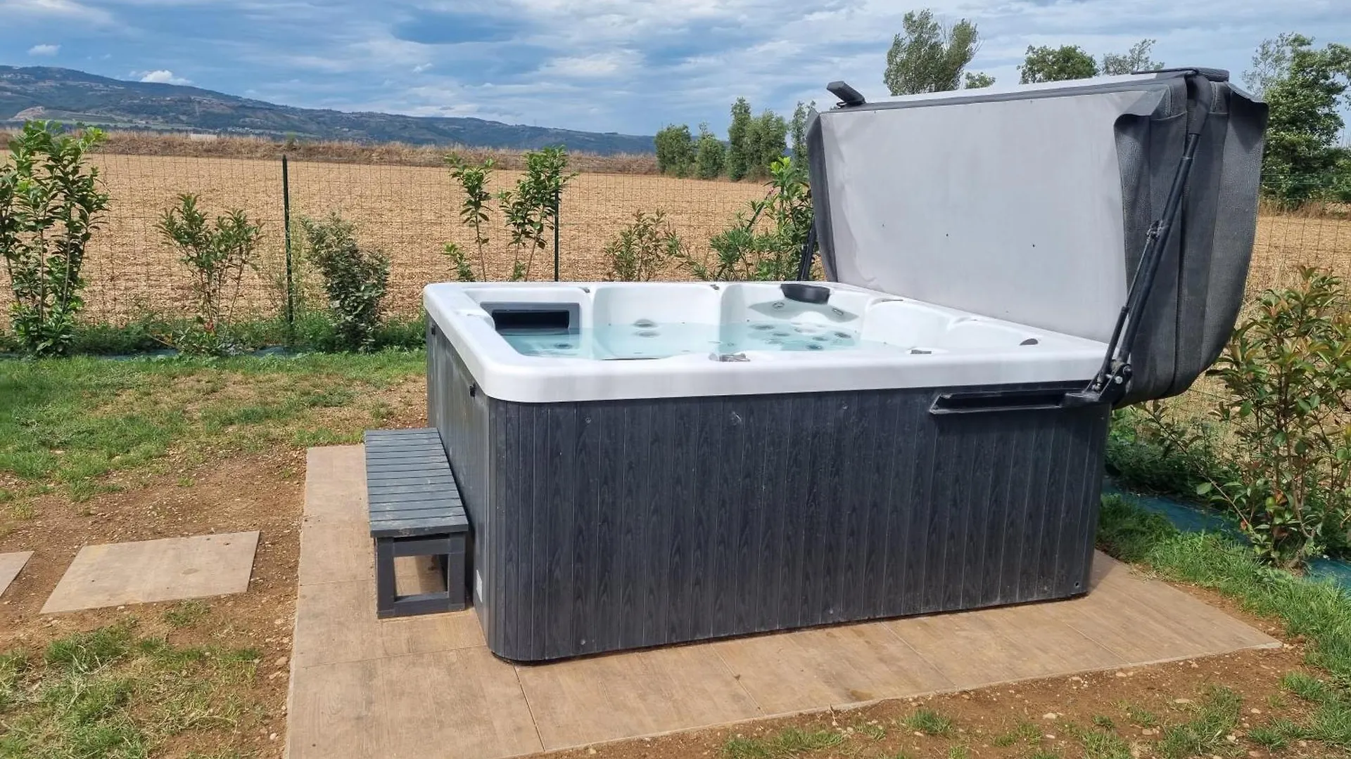Maison 2 Chambres Avec Exterieur Et Jacuzzi Bourg-les-Valence 0*,  France